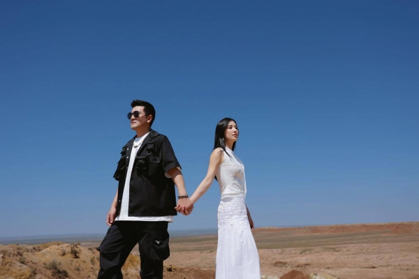 杨子在直播间提及黄圣依，暗示已和她分开，被扒已结交新欢并同居