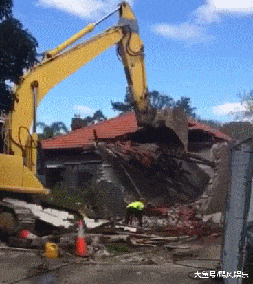 搞笑GIF：有这样的下铺，这学期不安稳了