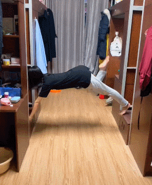 搞笑动图GIF: 舞蹈系的妹子，这功力太牛了